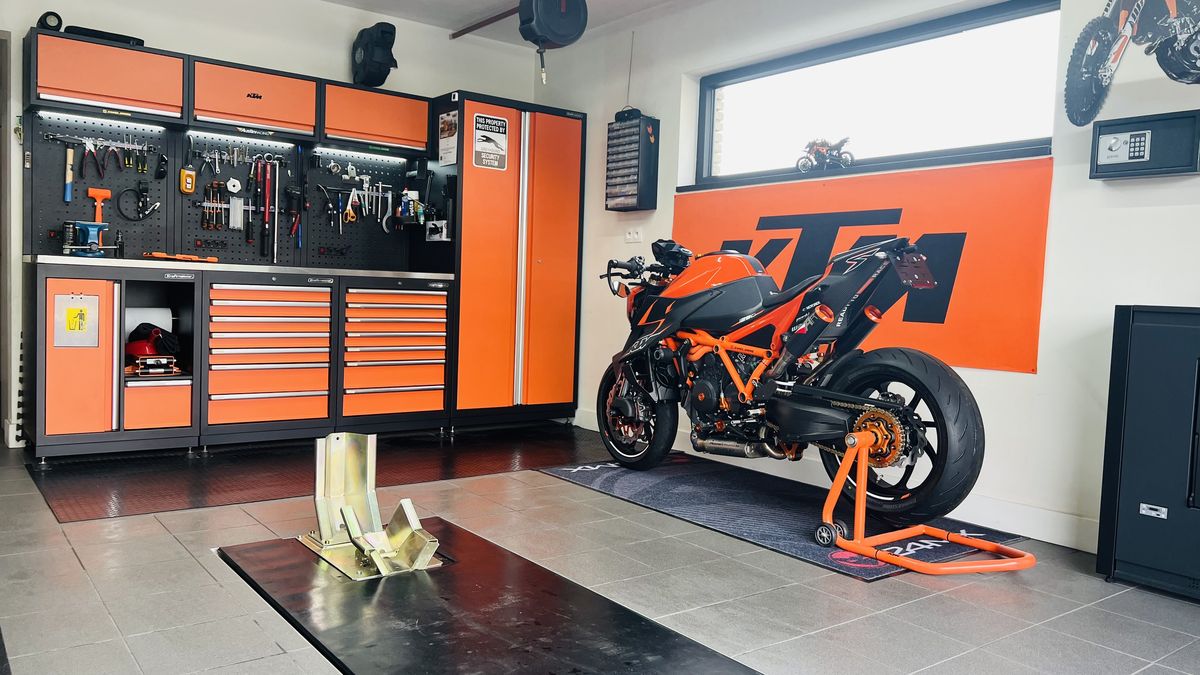 Oranje werkplaatsinrichting bij een motorzaak