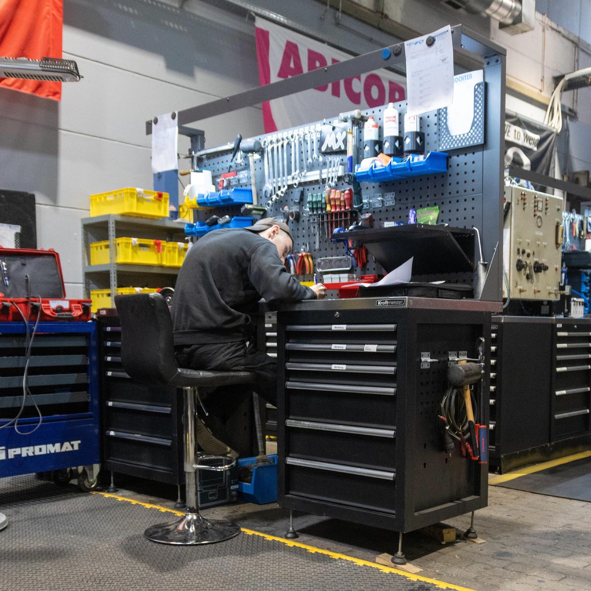 Monteur aan het werk aan een werkbank