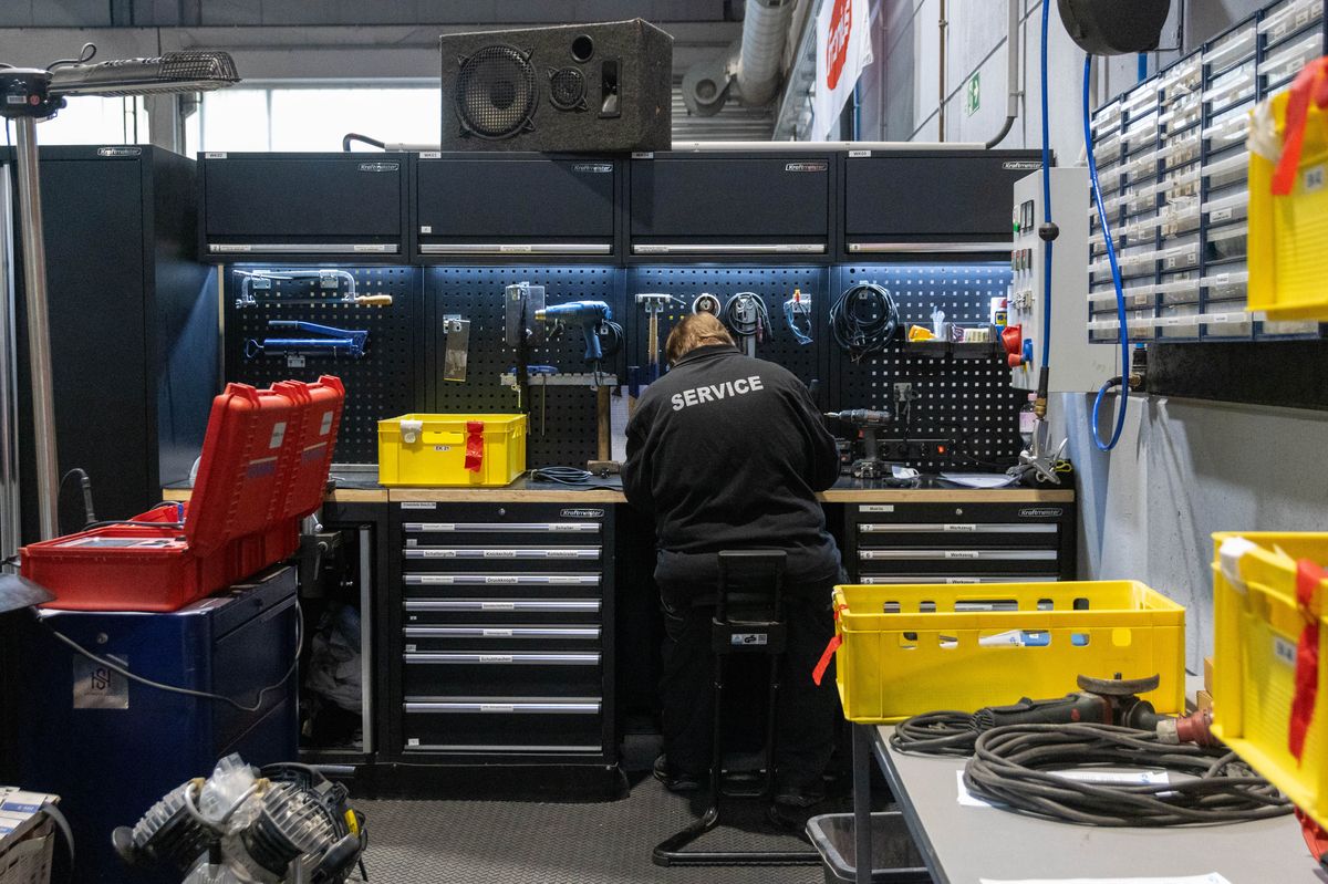 Servicewerkplaats met werkbank en gereedschapswagen