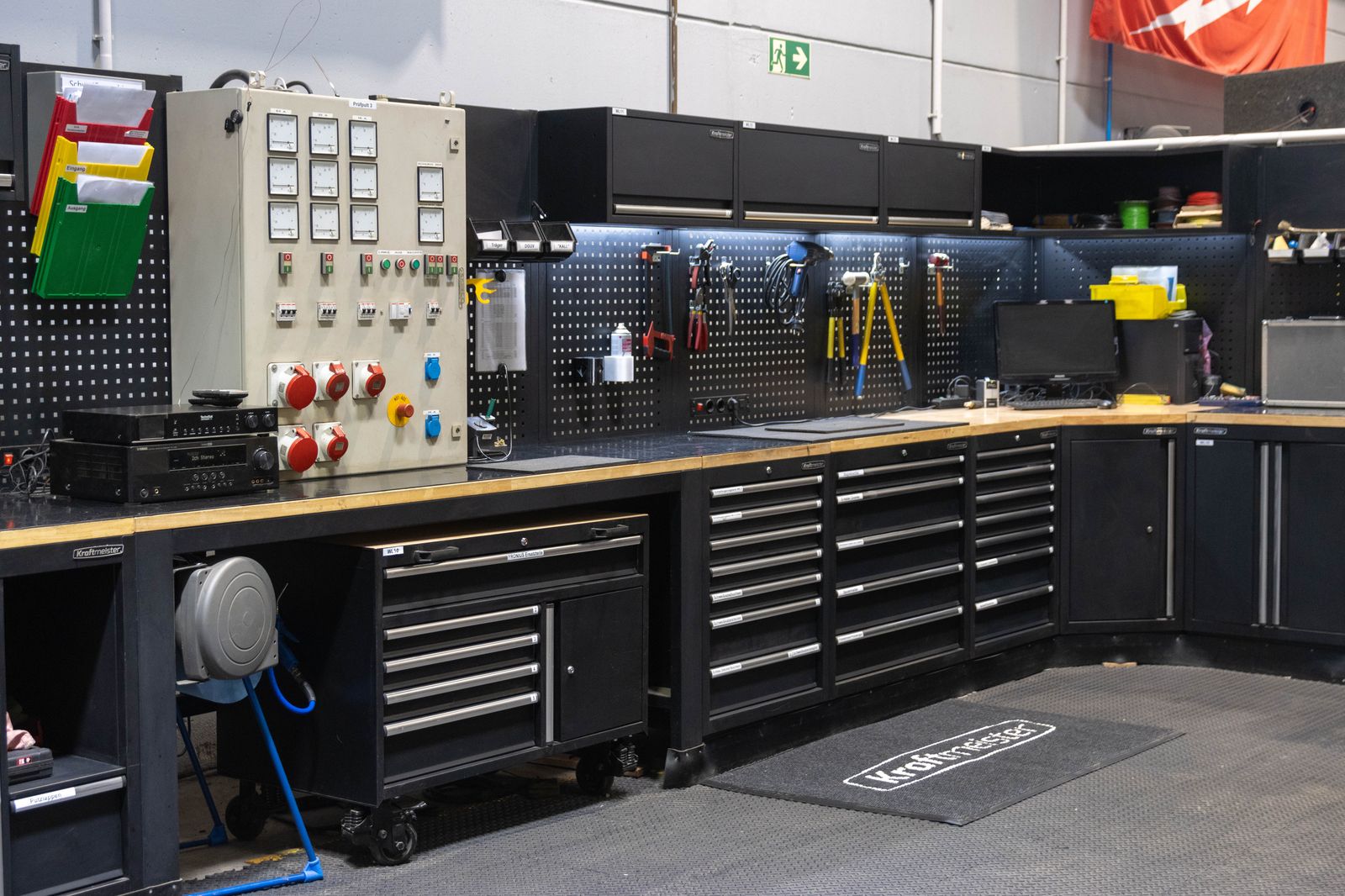 Modulair opgebouwde werkplaats met hoekopstelling