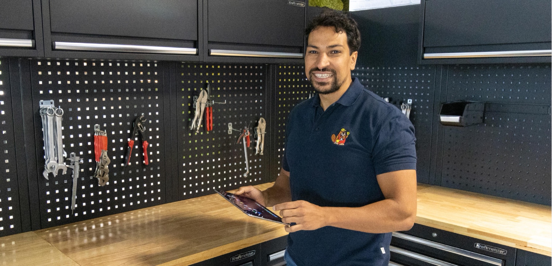 Productexpert in de showroom in Someren